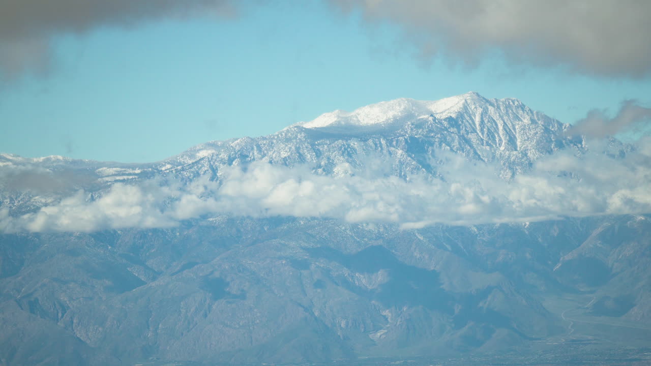 조슈아 트리 사막 에서 눈 이  ⁇ 인 산 들 의 느리게 움직이는 파노라마 전망