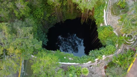 Kristallklares-Türkisfarbenes-Wasser,-Umgeben-Von-üppigem-Grün-Und-Hängenden-Weinreben,-Cenote-Ik-Kil,-Mexiko