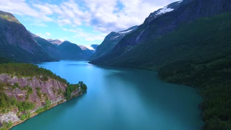 Lago-Lovatnet-Hermosa-Naturaleza-Noruega.