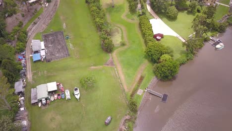 Von-Oben-Nach-Unten-Fliegen-Sie-über-Einen-Campingplatz-Neben-Einem-Fluss-An-Der-Gold-Coast,-Queensland,-Australien