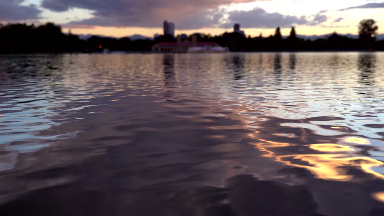 reflejo del cielo ardiente sobre el agua en el parque de la ciudad de denver