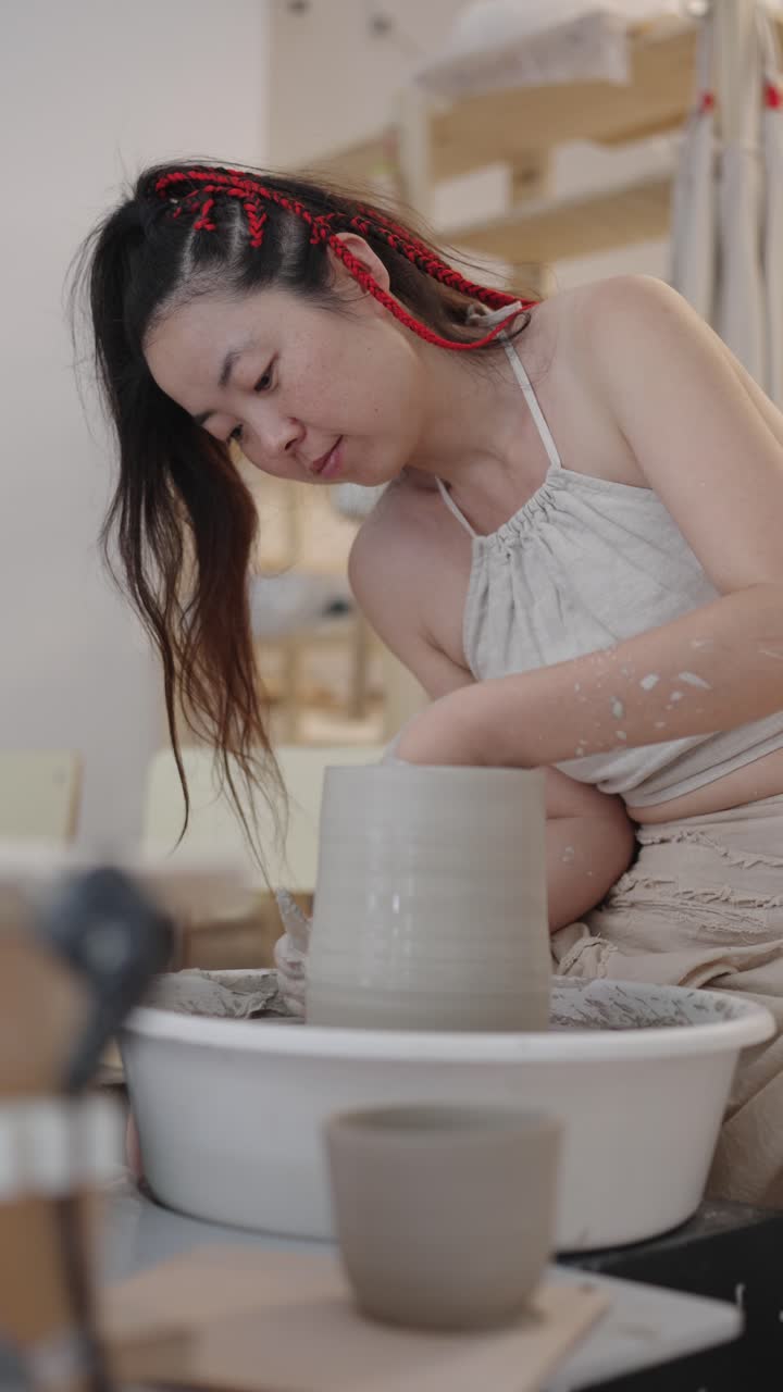 바 위 에서 도자기 를 만드는 여자