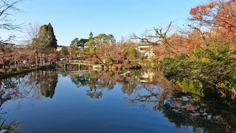 Wunderschöne-Herbstansicht-Des-Hojo-Teichs-Am-Eikando--Oder-Zenrin-Ji-Tempel-In-Kyoto,-Japan