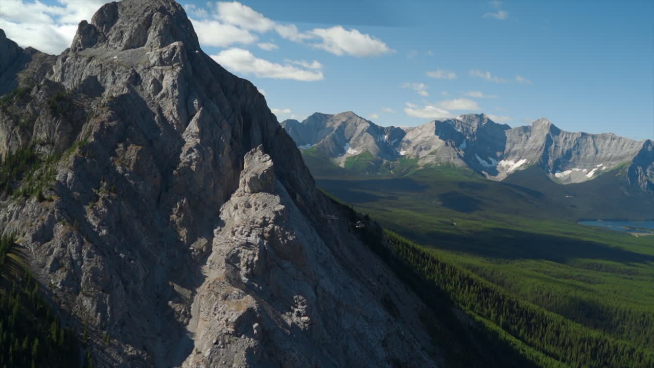 Un emozionante tour in elicottero delle Montagne Rocciose Canadesi, con viste aeree mozzafiato di cime innevate, ghiacciai, fiumi e foreste