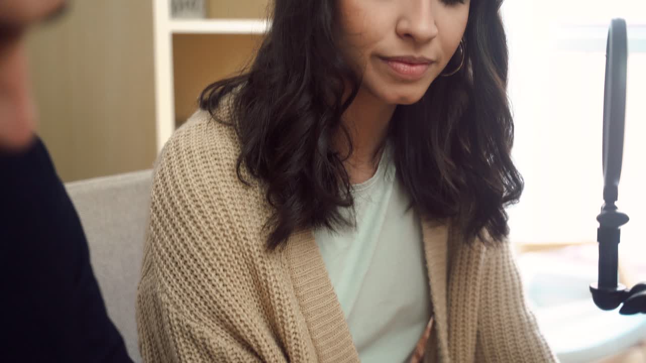 집 에서 부부 노래 를 녹음 하는 것