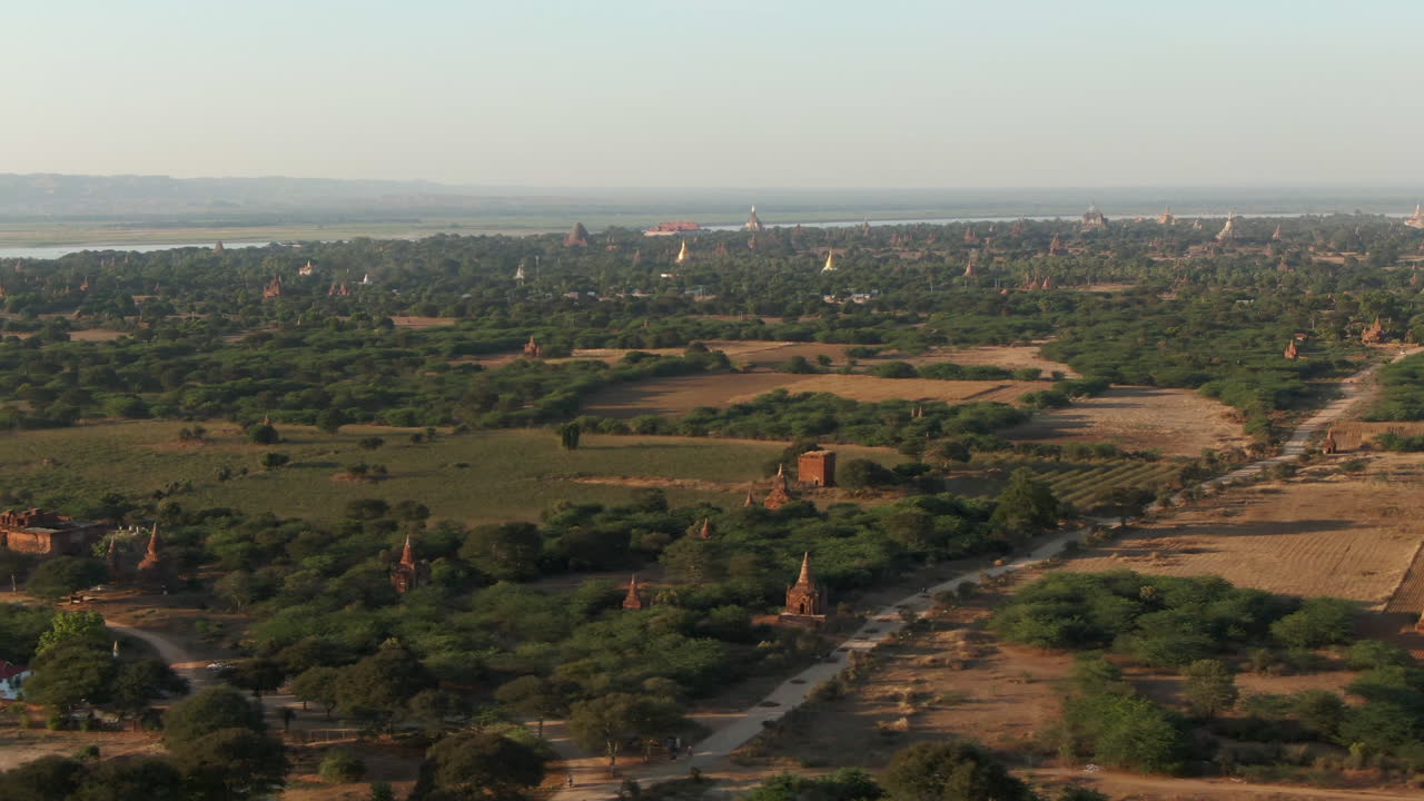 Pianure di Bagan, sorvolando varie pagode, fiume nella giungla sullo sfondo