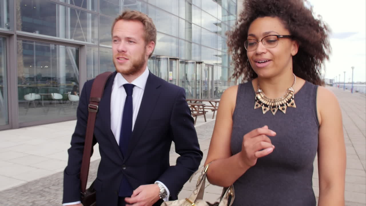 joven empresario hablando por teléfono por el río de la ciudad