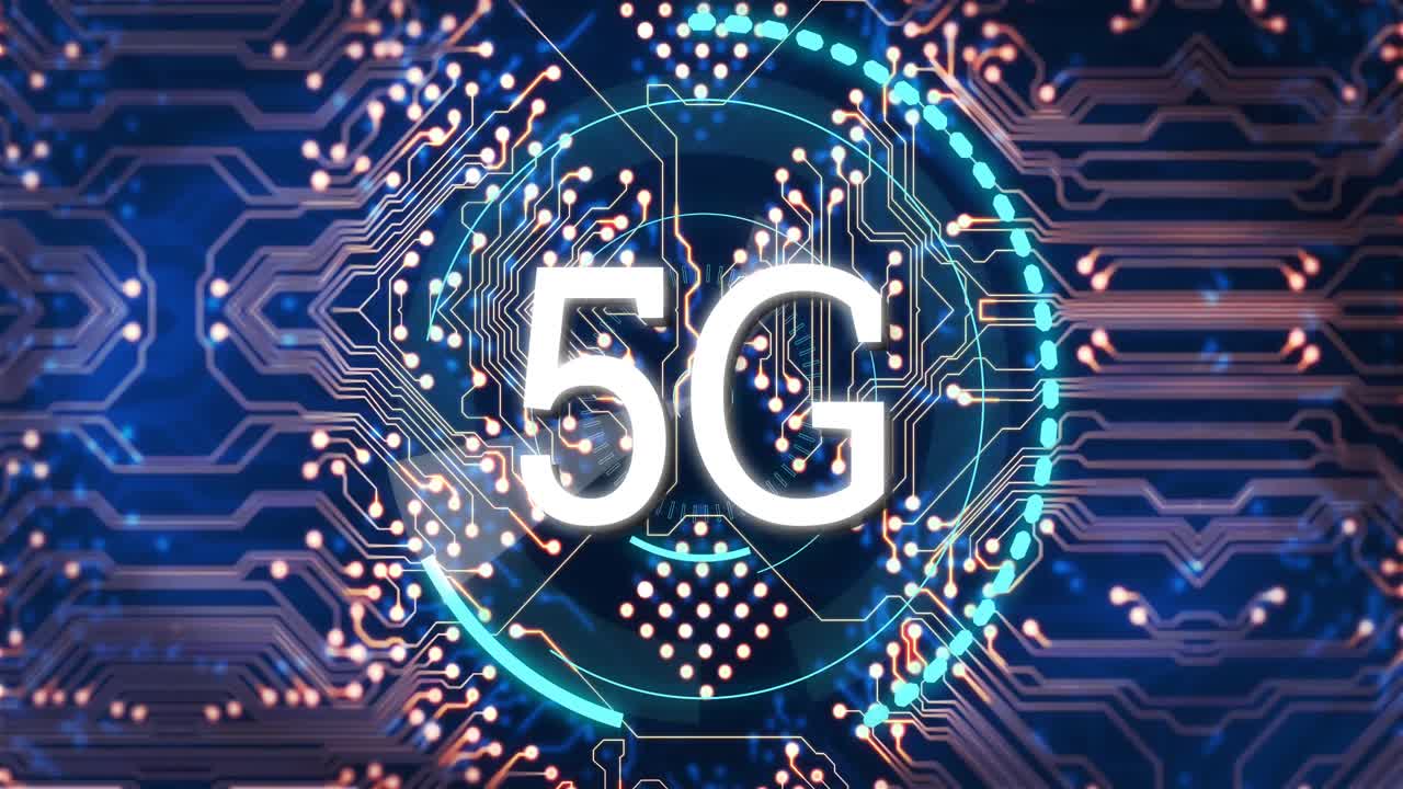 scansione di testo 5g su scope contro connessioni di microprocessore su sfondo blu