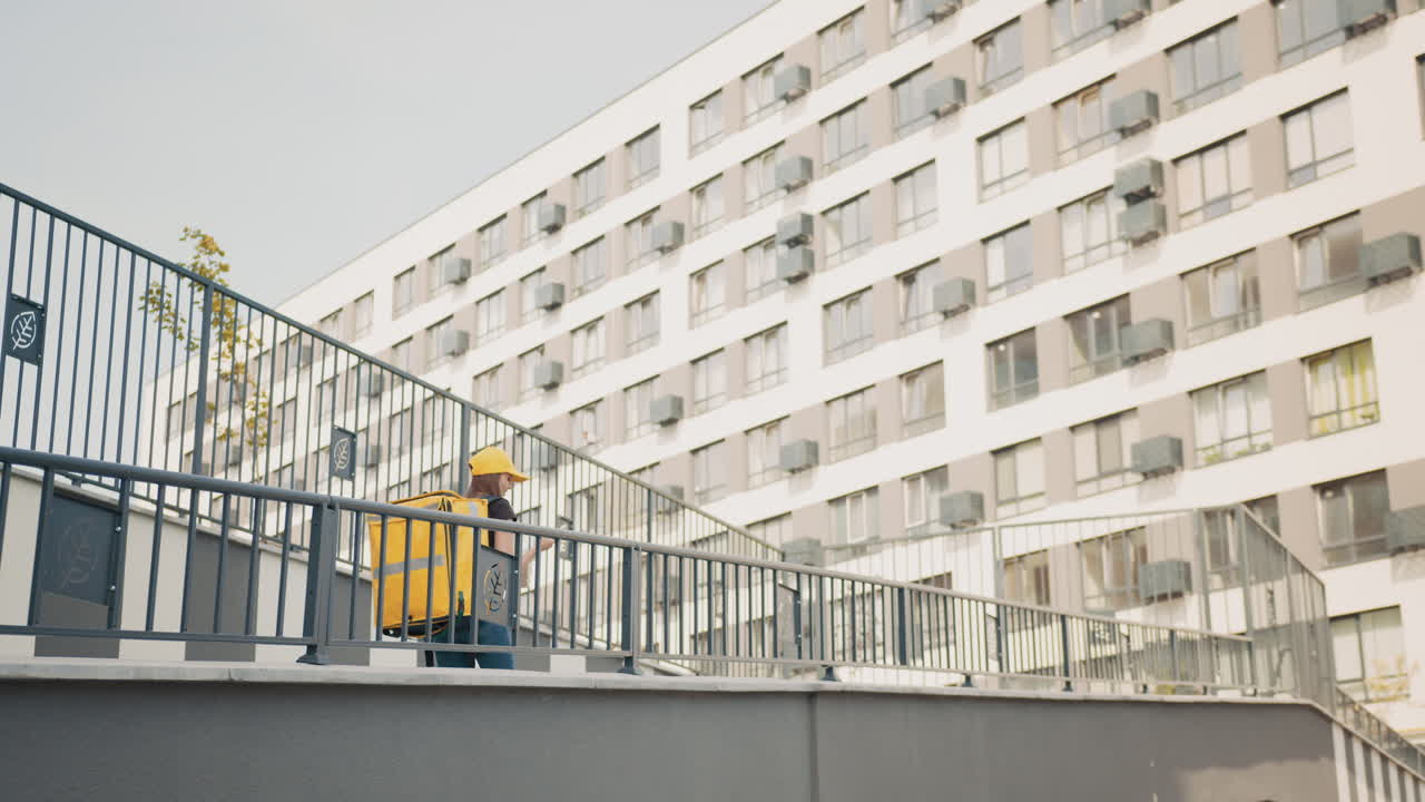 persona de entrega caminando por una acera