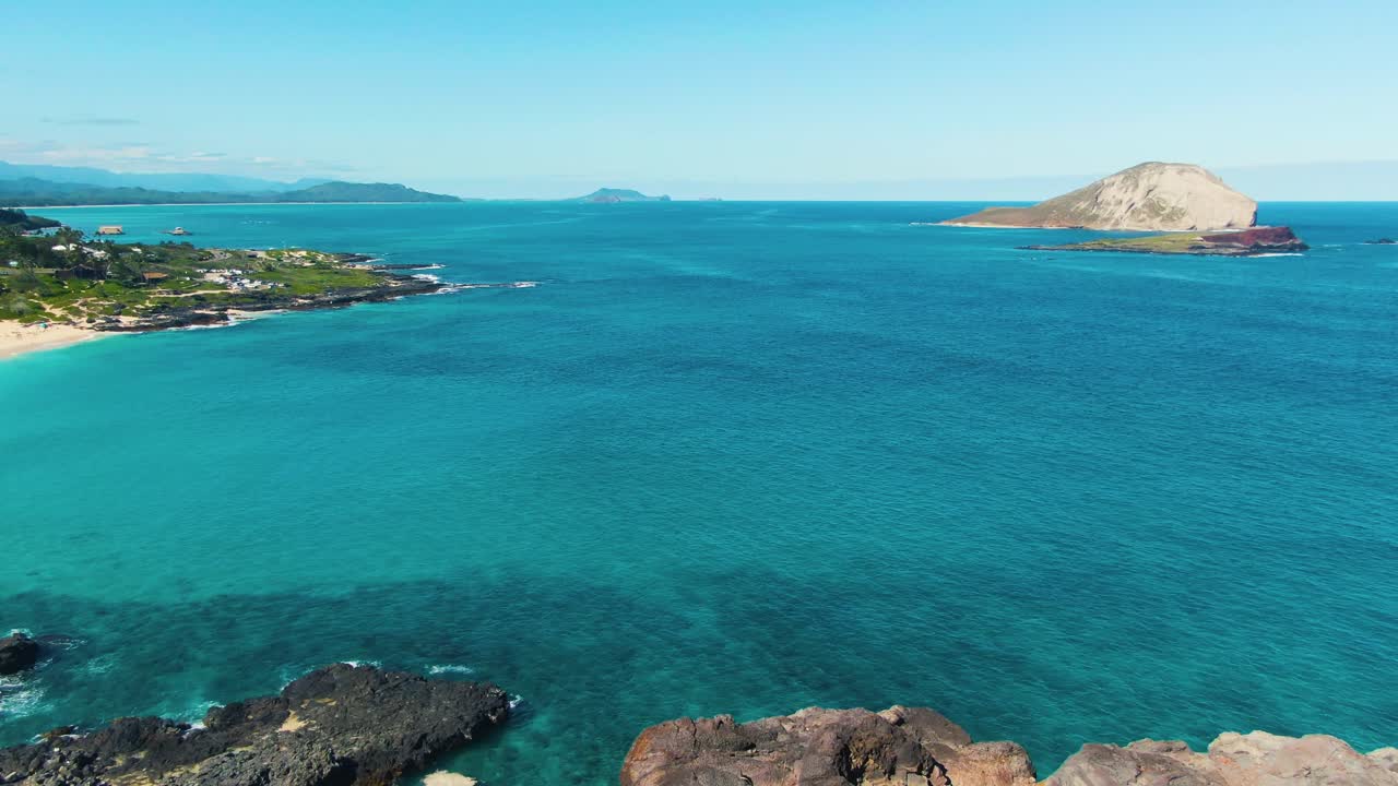 크리스탈 은 바다와 함께 아름다운 만의 공중 정적 뷰
