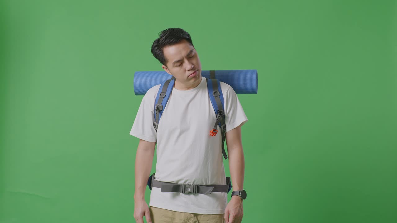 viajero cansado con mochila