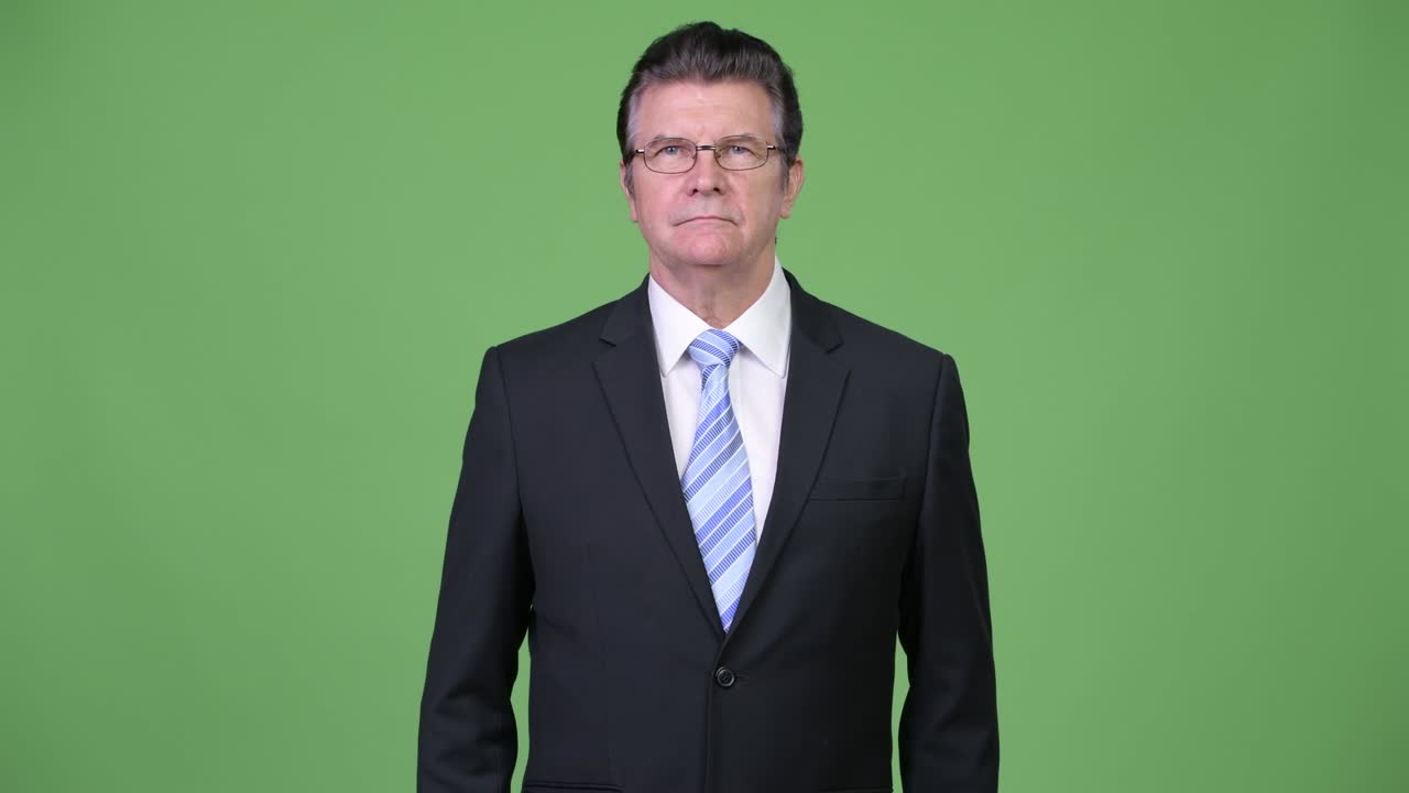 시니어 잘생긴 사업가가 엄지손가락을 올리고