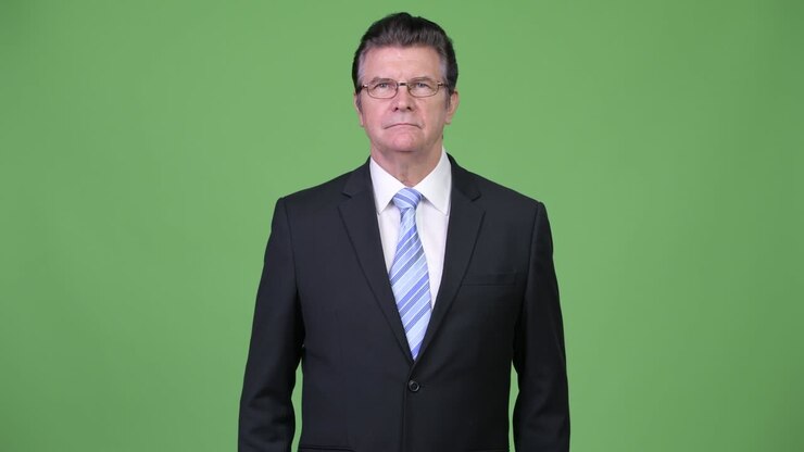 Ældre flot forretningsmand giver tommelfingeren op.