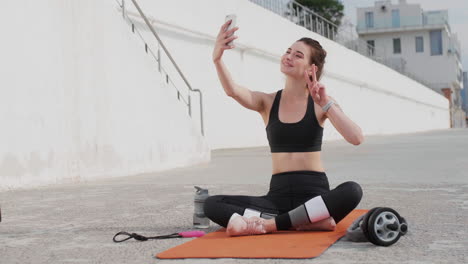 una mujer caucásica haciendo deporte al aire libre.