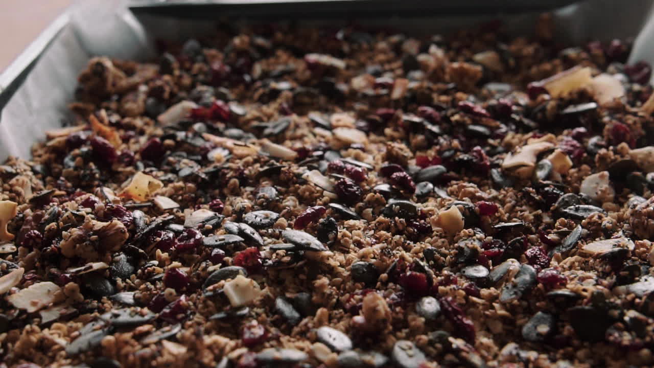 granola casera en bandeja para hornear