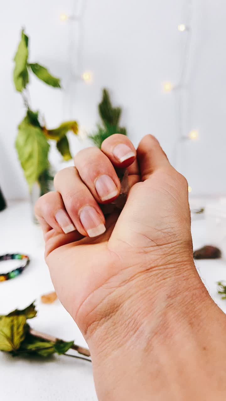 mano con cristales de cuarzo transparente