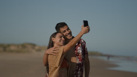 Couple-smiling-at-the-beach