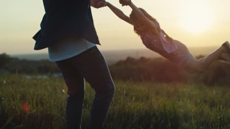 Vater-Spielt-Mit-Tochter-Auf-Der-Wiese-Während-Des-Sonnenuntergangs.