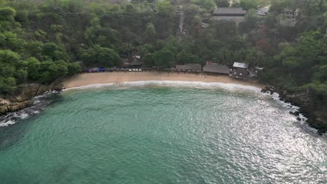 Capturing-Carrizalillo-beach-perfect-waves-from-above-at-Puerto-Escondido,-Oaxaca,-Mexico