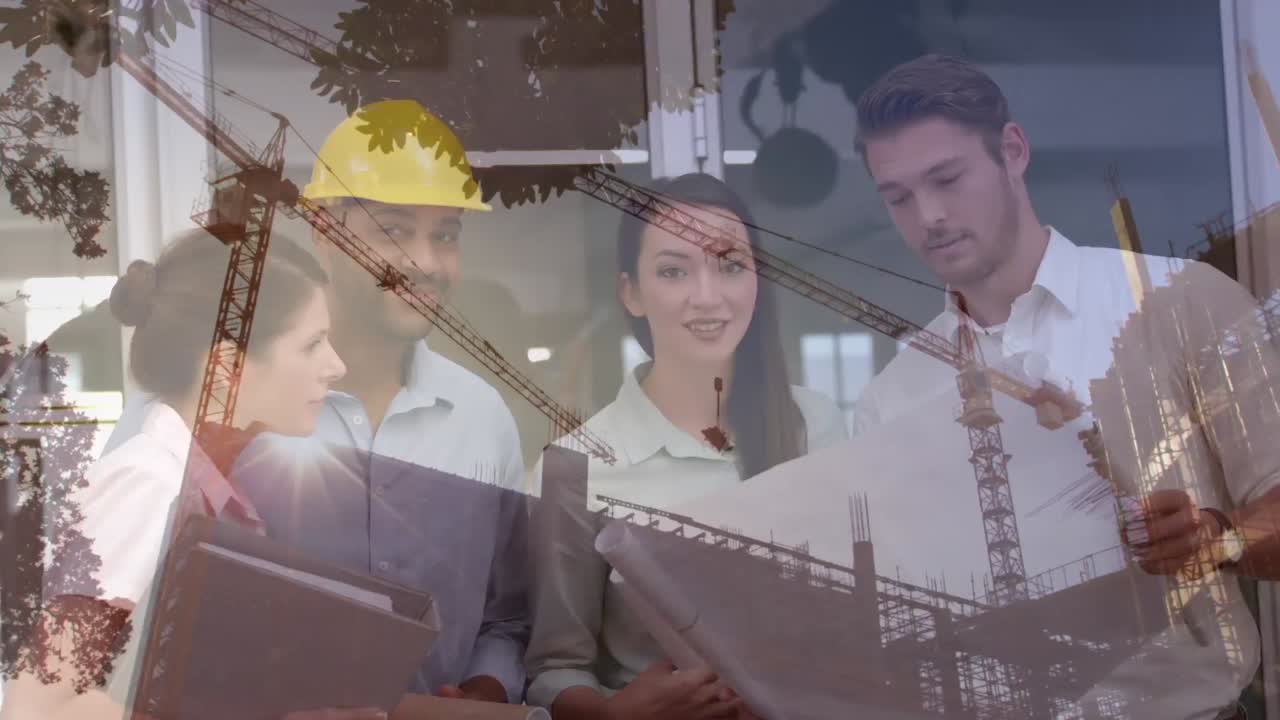 animación de la construcción de sitios sobre diversas personas de negocios sonriendo