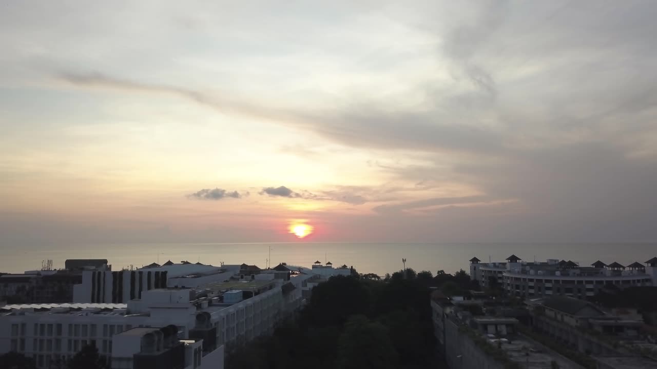 해안 도시 휴양지 에서 해가 지는 것
