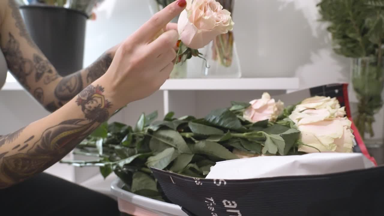 una floristería quitando los pétalos de una rosa en cámara lenta