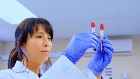 científica chequeando muestras en el laboratorio 4k