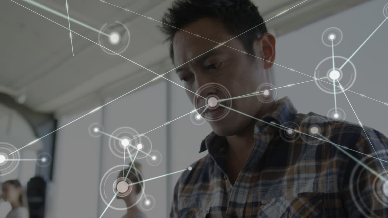 animación de redes de conexiones a través de empresarios biraciales que usan teléfonos inteligentes.