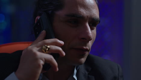 hombre hablando por teléfono.