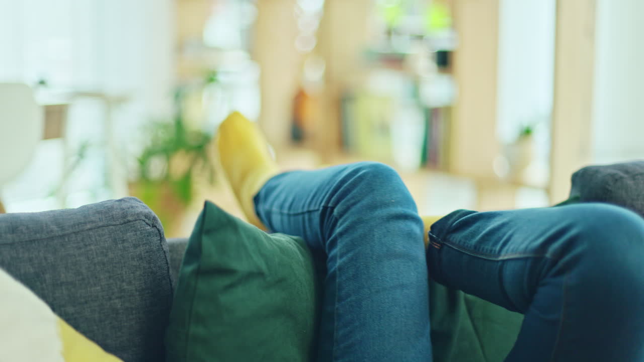 음악, 춤과 흑인 여성이 소파에 발을 움직이고 있습니다.