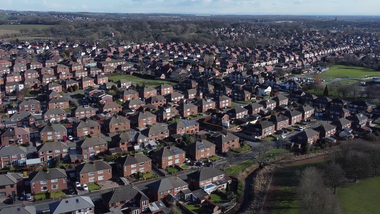 típica aldea suburbana barrio residencial kent casas tejados vista aérea descendente