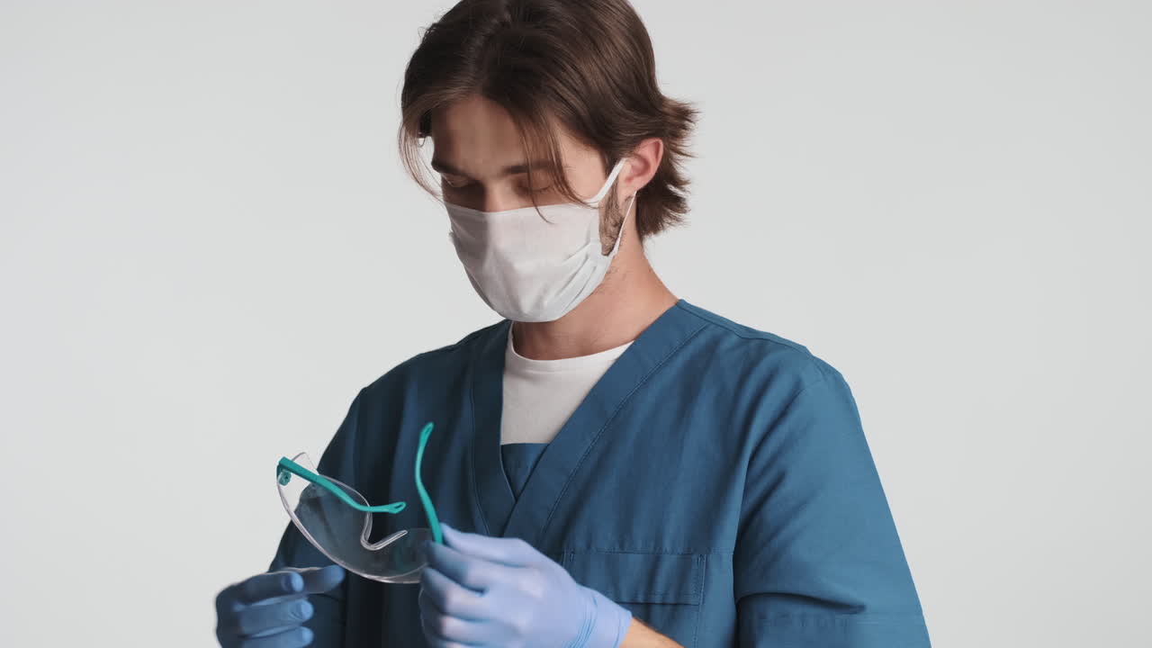 hombre caucásico frente a la cámara sobre un fondo blanco.