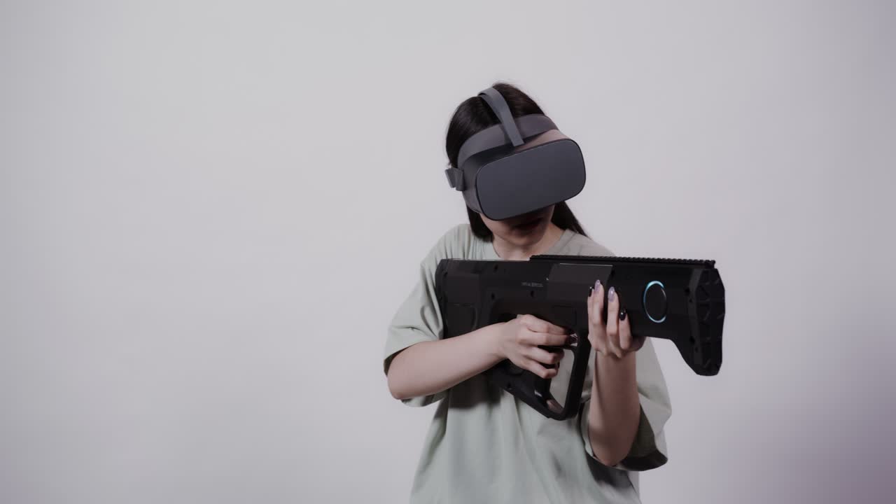 mujer con auriculares vr y jugando a un juego de disparos
