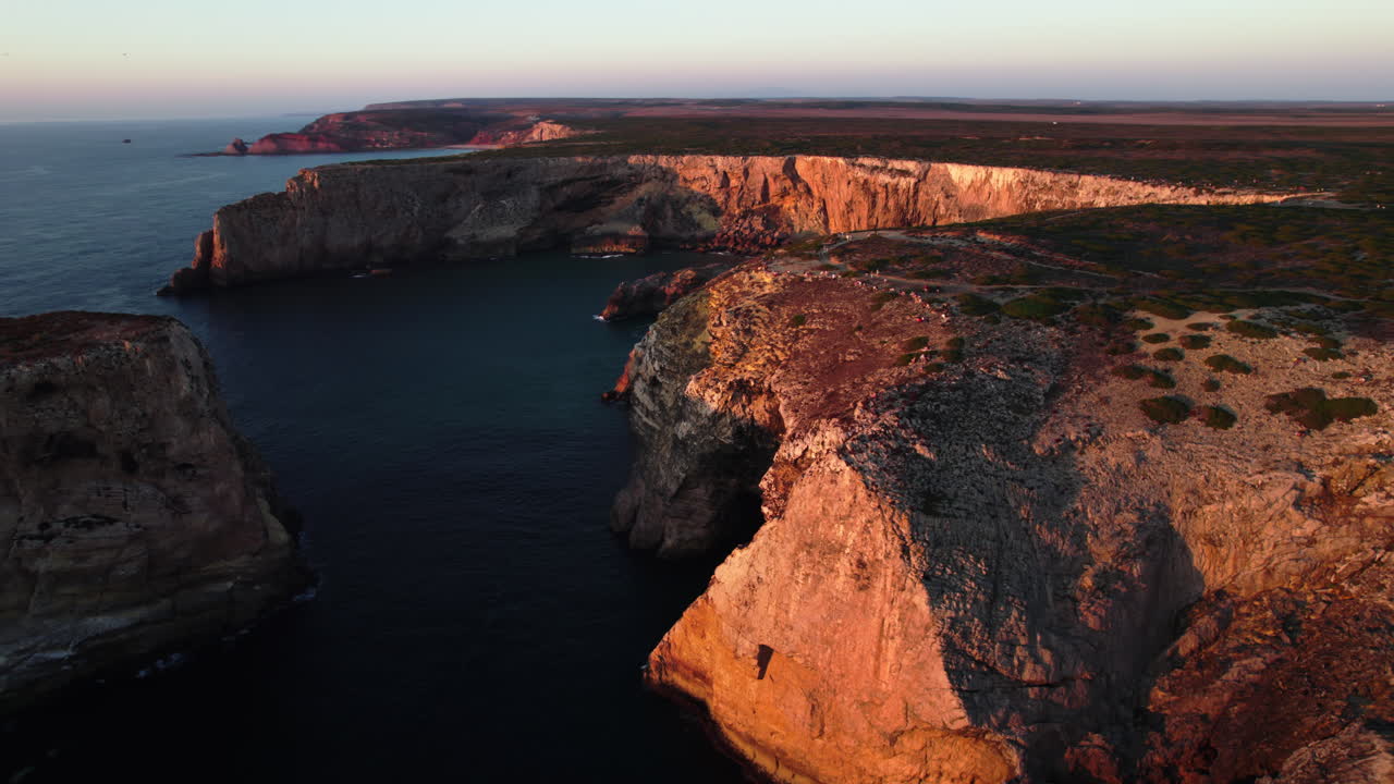 imágenes aéreas de drones 4k de una increíble playa exótica en portugal