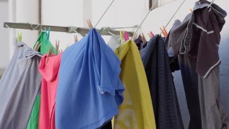 ropa de colores secándose afuera