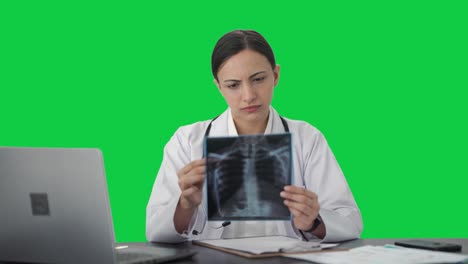 doctora india chequeando la pantalla verde de la prueba de rayos x