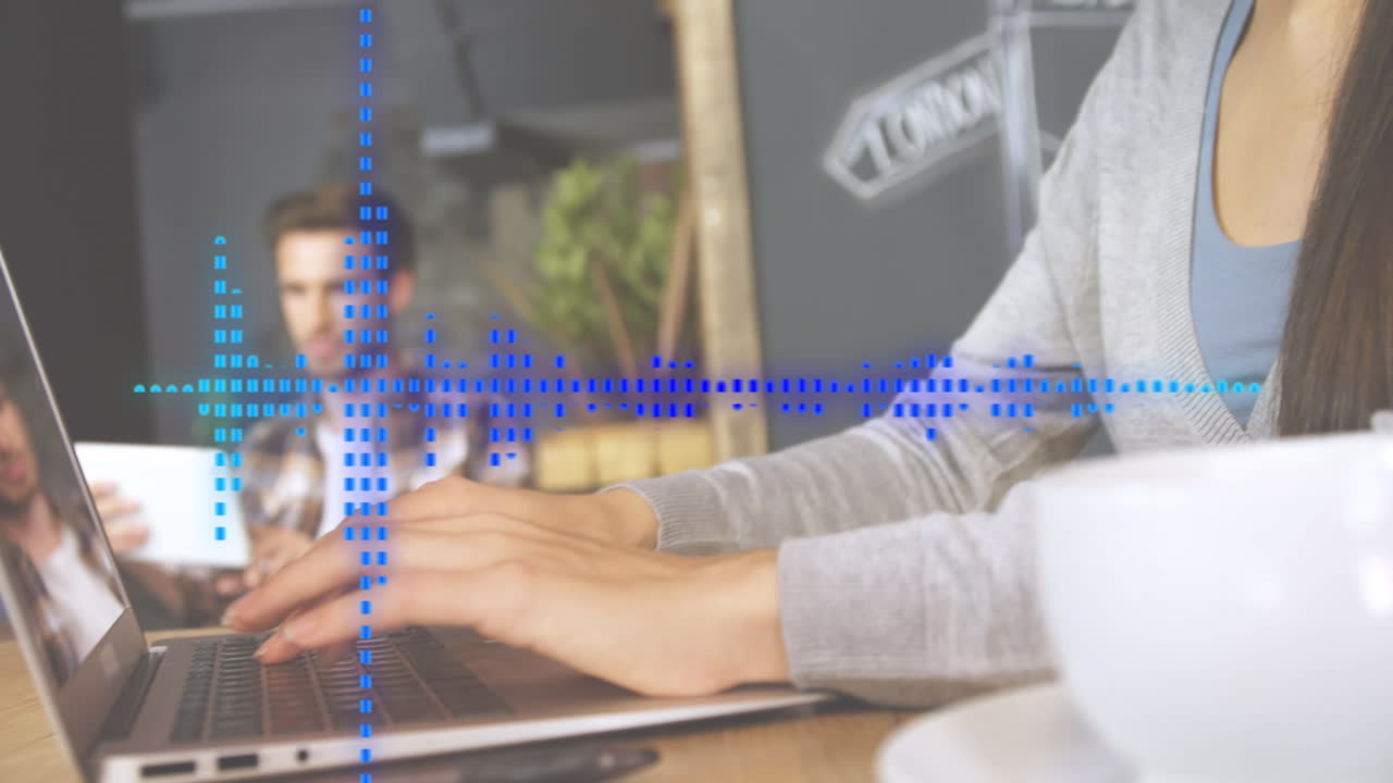 анимация звуковой волны над красивой белой женщиной, работающей на ноутбуке в офисе