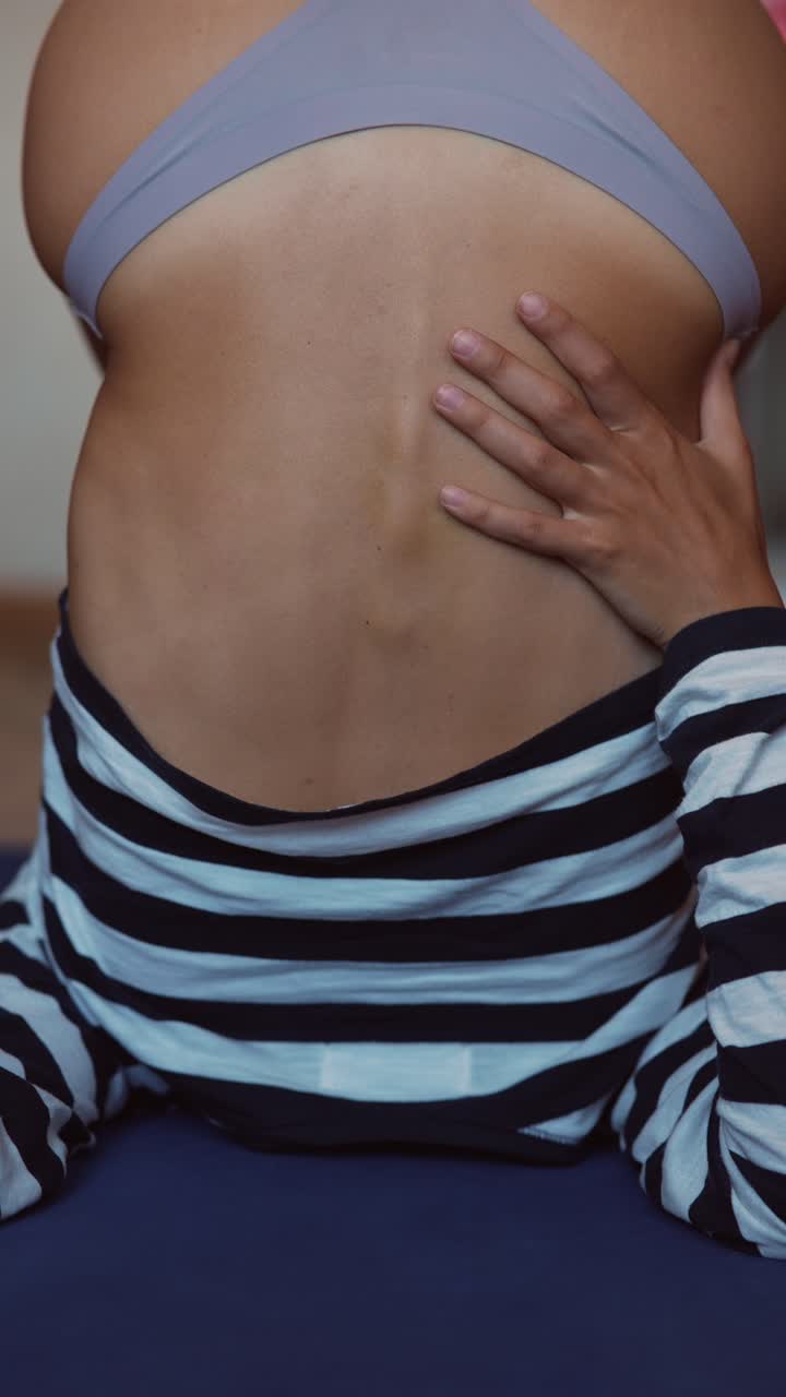 женщина растягивает спину.