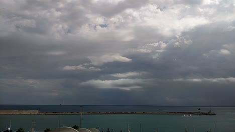 Tres-Veleros-En-Fila-Navegando-Hacia-El-Puerto-De-Barcelona-En-Un-Día-Soleado-De-Verano