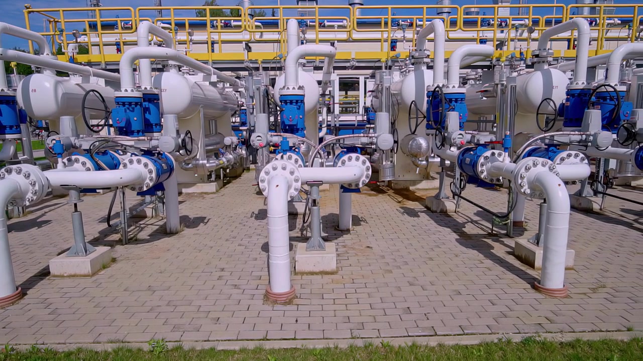 Sistema di gasdotti industriali con valvole e apparecchiature di controllo della pressione.