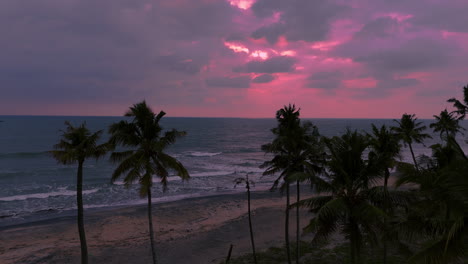 Wolkiger-Sonnenuntergang-An-Einem-Strand-Mit-Kokosnussbäumen