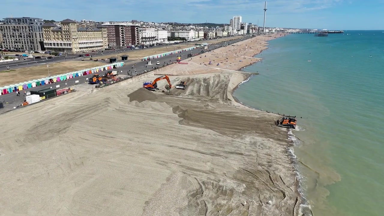 Filmato aereo documenta il ripascimento della spiaggia tra il King Alfred Leisure Centre e Second Avenue, con la costa estesa di circa 25 metri. Hove, East Sussex, Regno Unito, agosto 2026.