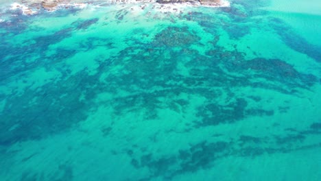 playa de coolum con una ciudad costera rocosa en la costa del sol, región de noosa en queensland, australia