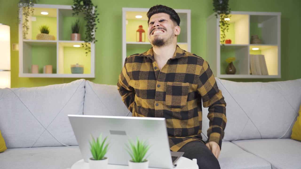 갑작스러운 움직임으로 인한 허리 통증.