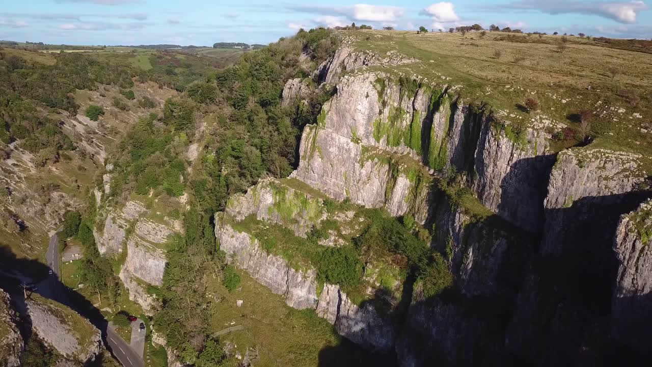 вид на живописные холмы