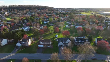 Escena-De-Barrio-De-Primavera-Con-Casas-Y-árboles-Coloridos-En-Un-Suburbio-Americano