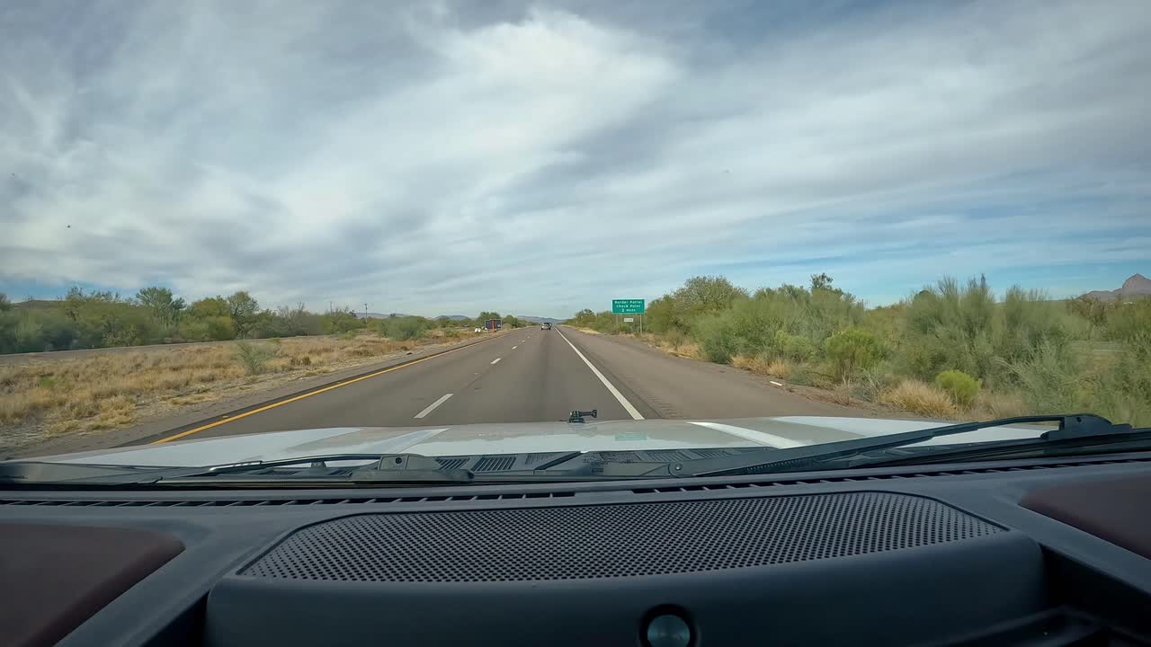 pov conduciendo por la interestatal 19 en el sur de arizona en una tarde nublada entre las montañas tumacacori y las montañas santa rita