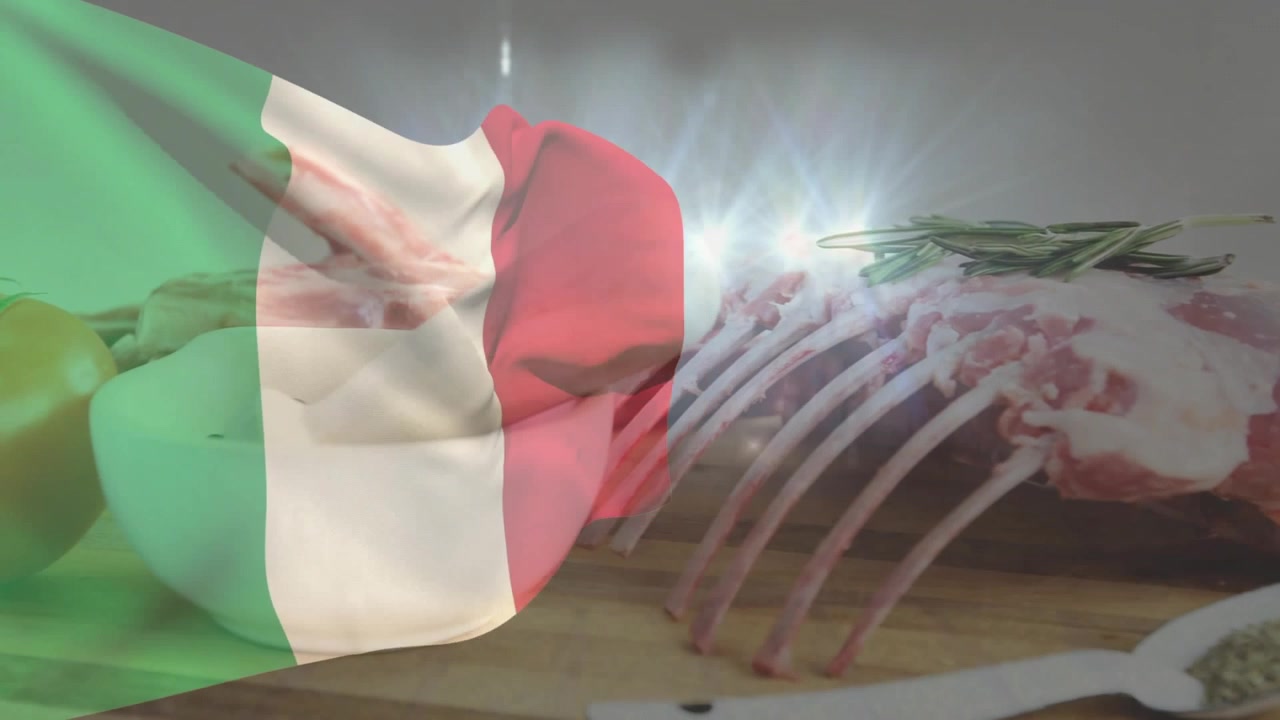 Sovrapposizione di bandiera tricolore che sventola dal primo fotogramma, rivelando costolette d'agnello, erbe aromatiche e un cucchiaio, mostrando una presentazione di cibo