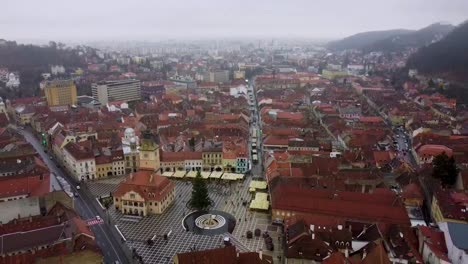 Vista-Aérea-Cinematográfica-De-La-Plaza-Del-Consejo-O-Piața-Sfatului-Y-La-Iglesia-Negra-En-Brasov,-Rumania