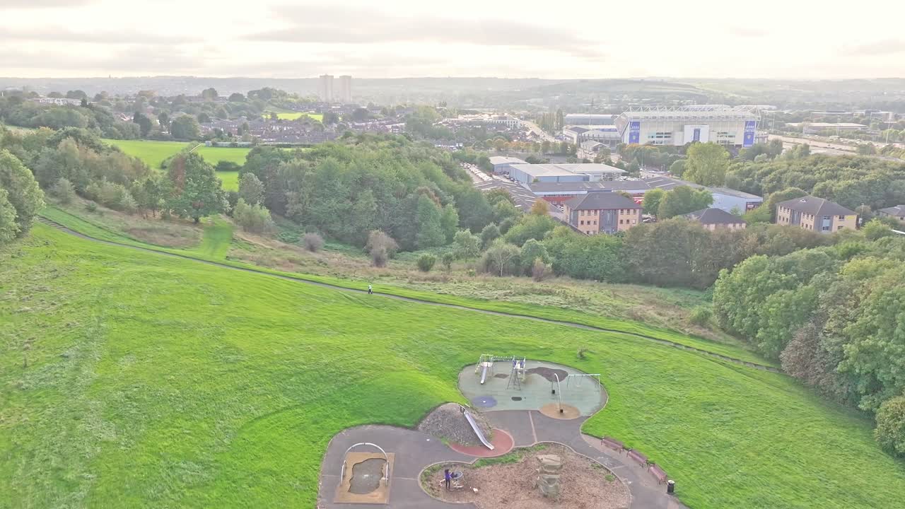 리즈의 녹지 구역의 드론 촬영, 놀이터와 함께 촬영된 풍경 시간